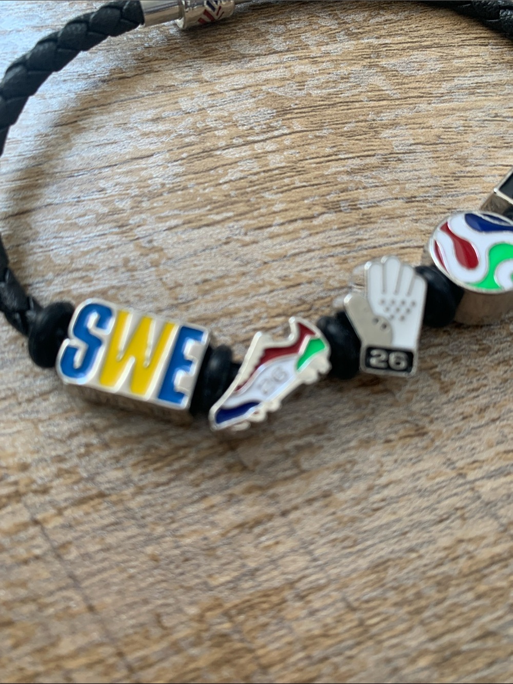 🆕- WORLD CUP GENUINE LEATHER CHARM BRACELET SWEDEN 🇸🇪 THEMED- BEADS - Picture 3 of 8